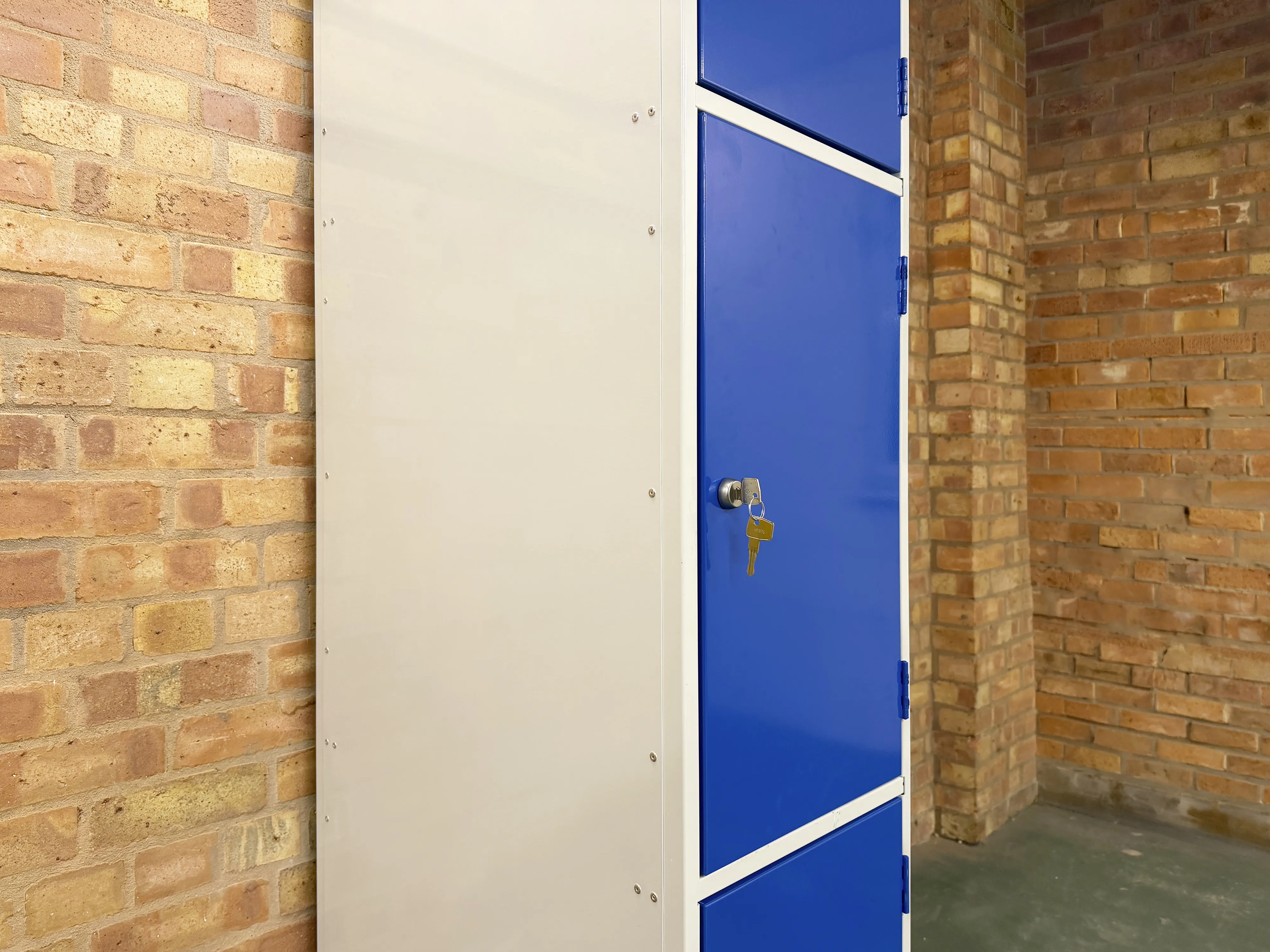 solid door locker.webp